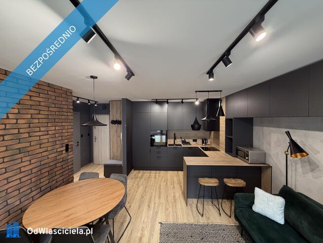 Stylowe mieszkanie 43 m² z klimatyzacją i garażem podziemnym, duży salon z kuchnią + sypialnia, w pe