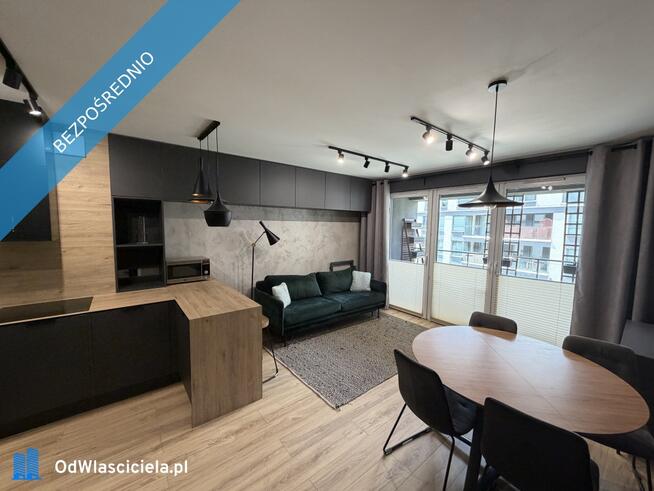 Stylowe mieszkanie 43 m² z klimatyzacją i garażem podziemnym, duży salon z kuchnią + sypialnia, w pe