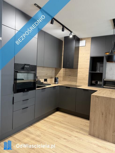 Stylowe mieszkanie 43 m² z klimatyzacją i garażem podziemnym, duży salon z kuchnią + sypialnia, w pe