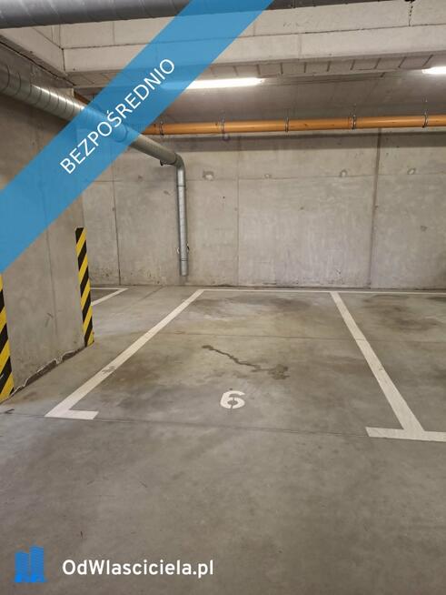 Duże miejsce parkingowe w garażu podziemnym