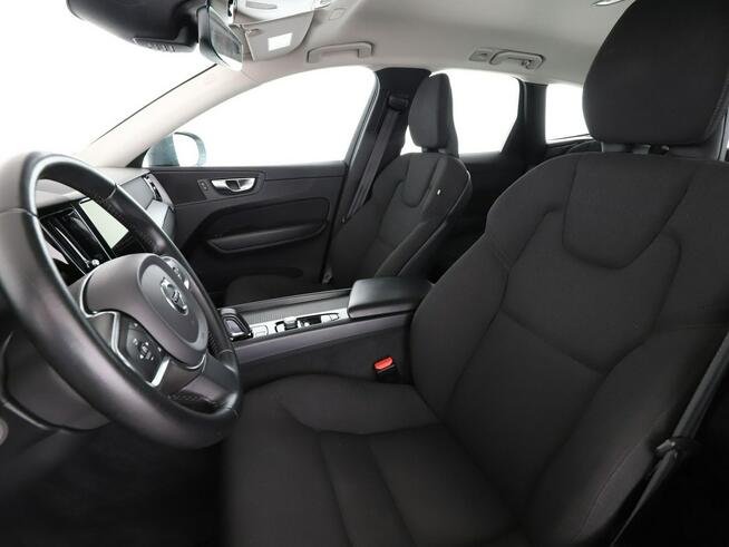 Volvo XC 60 Momentum B4(mHEV) automat AWD navi kamera tempomat LED