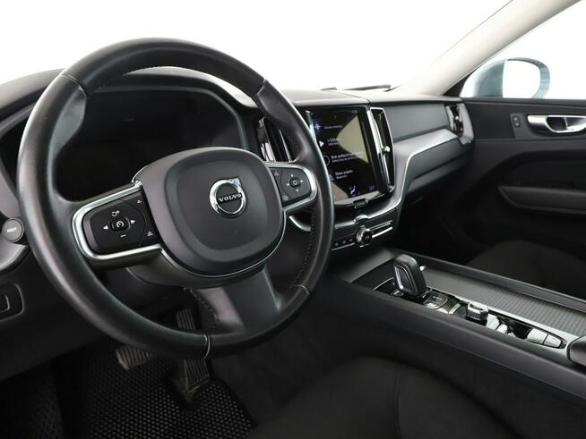 Volvo XC 60 Momentum B4(mHEV) automat AWD navi kamera tempomat LED