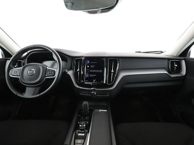 Volvo XC 60 Momentum B4(mHEV) automat AWD navi kamera tempomat LED