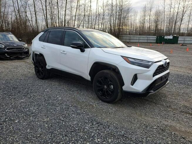 Toyota RAV-4 / HYBRYDA / 4x4 / bogate wyposażenie / niski przebieg /