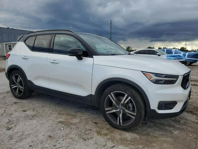 Volvo XC 40 / 2.0 250KM / 4x4 / Bogate wyposażenie /
