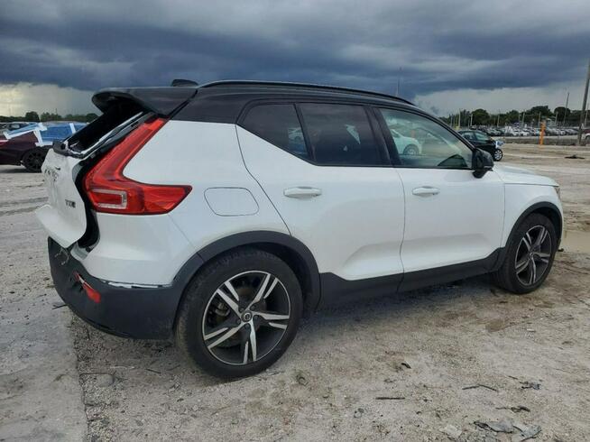 Volvo XC 40 / 2.0 250KM / 4x4 / Bogate wyposażenie /