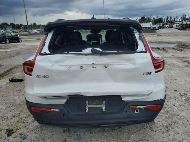 Volvo XC 40 / 2.0 250KM / 4x4 / Bogate wyposażenie /