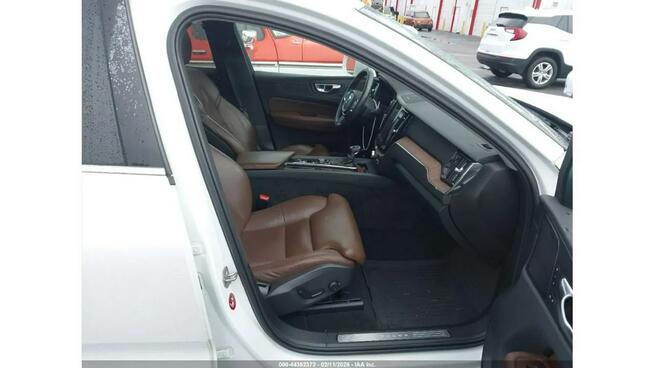 Volvo XC 60 / 4x4 / virtual cockpit / niski przebieg /