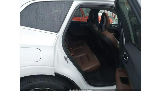 Volvo XC 60 / 4x4 / virtual cockpit / niski przebieg /