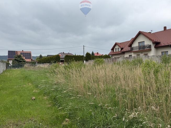 Działka budowlana 1302 m², media, szkoły, natura.
