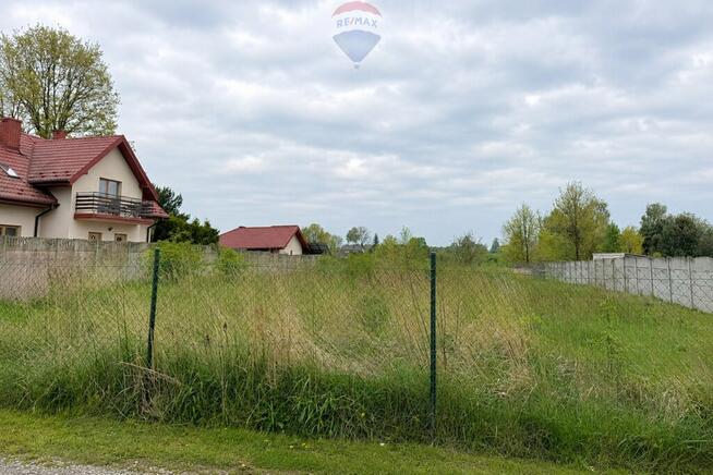 Działka budowlana 1302 m², media, szkoły, natura.