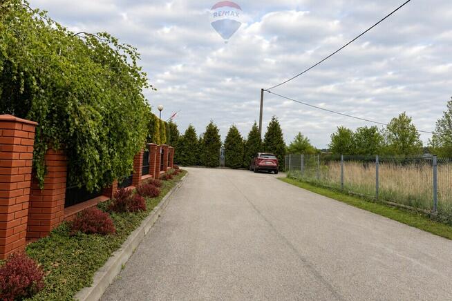 Działka budowlana 1302 m², media, szkoły, natura.
