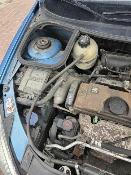 UDZIAŁ ½ W SAMOCHODZIE OSOBOWYM PEUGEOT 206 (WARSZAWA)
