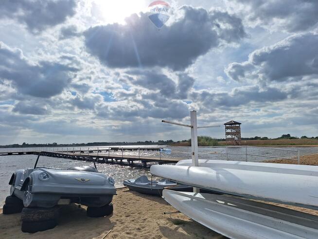 Działka 3823 m² z linią brzegową oraz stawem.