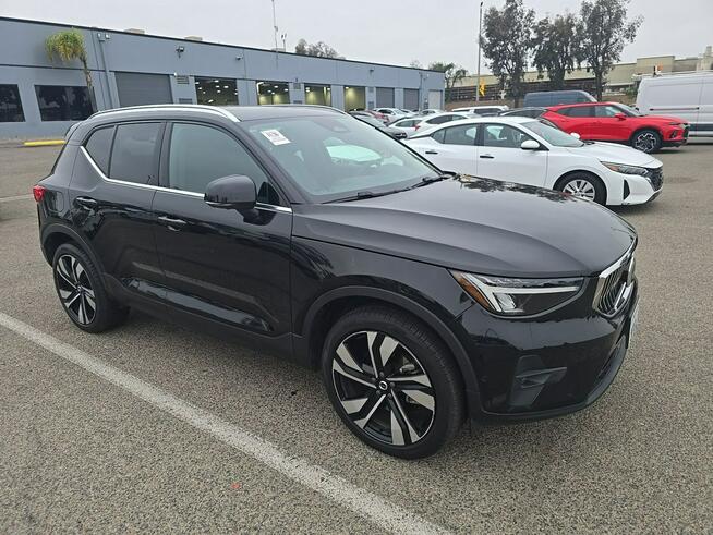 Volvo XC 40 Ultimate Bright Theme / 4x4 / niski przebieg