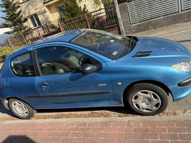 UDZIAŁ ½ W SAMOCHODZIE OSOBOWYM PEUGEOT 206 (WARSZAWA)