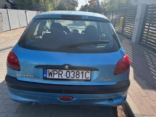 UDZIAŁ ½ W SAMOCHODZIE OSOBOWYM PEUGEOT 206 (WARSZAWA)