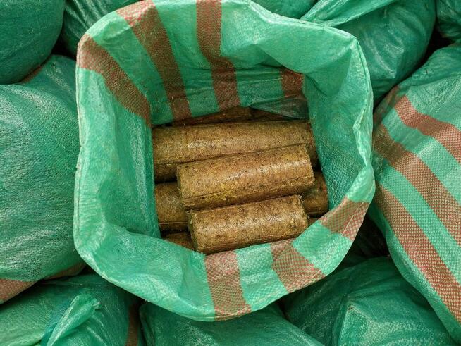 Brykiet ze słomy workowany 20kg – suchy, wygodny opał