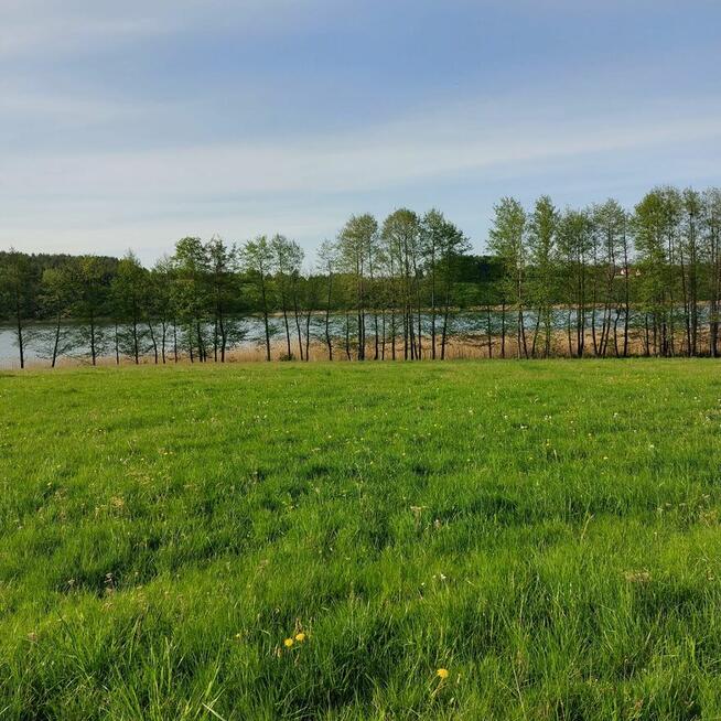 Działka nad jeziorem z linią brzegową