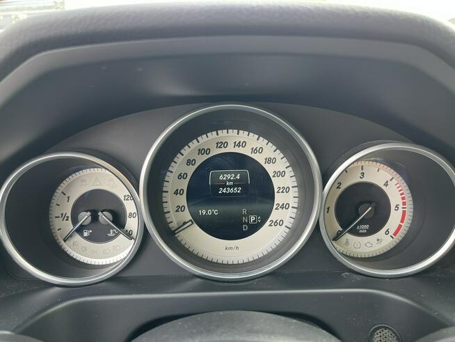 Mercedes E 200 HAK Automat Skóra Podgrzewanie Czujniki park.