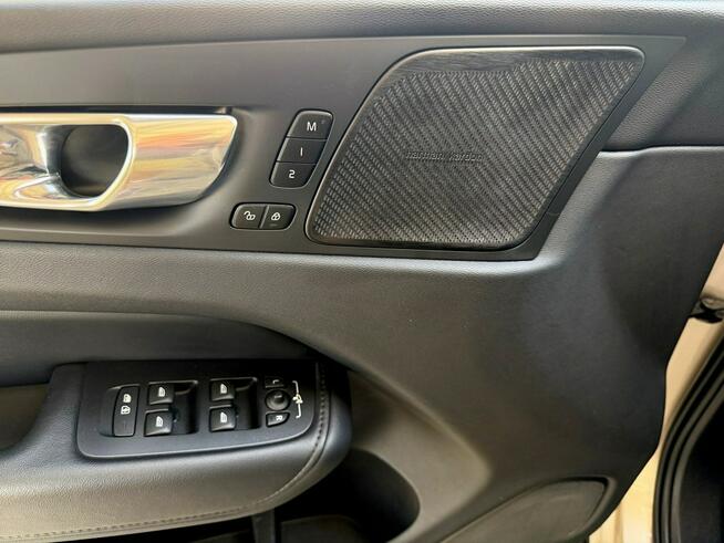 Volvo XC 60 RECHARGE panorama 4x4 kamery 360 acc blis head up skora hak MAX OPCJA