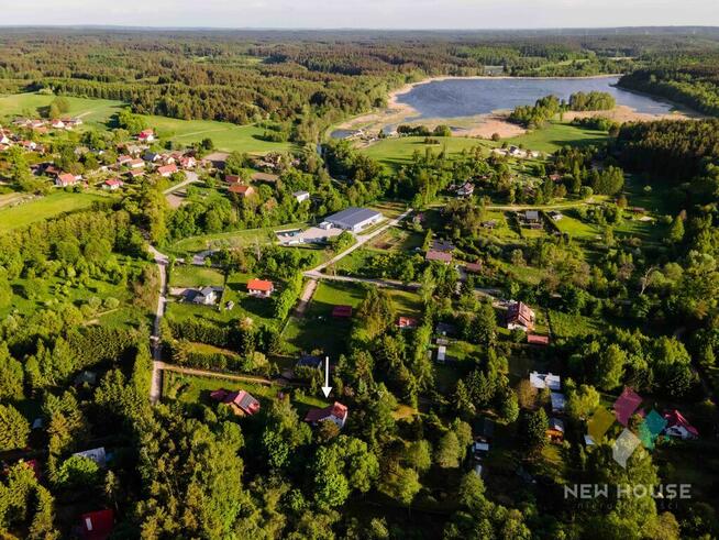 Bartołty Wielkie, dom przy ścianie lasu, jezioro