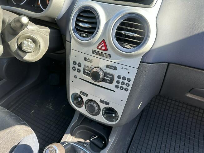 Opel Corsa 5 drzwi, opłaty na rok, klimatyzacja mrozi, Aux, Isofix, nowe opony