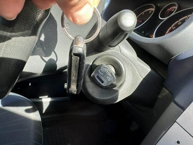 Opel Corsa 5 drzwi, opłaty na rok, klimatyzacja mrozi, Aux, Isofix, nowe opony