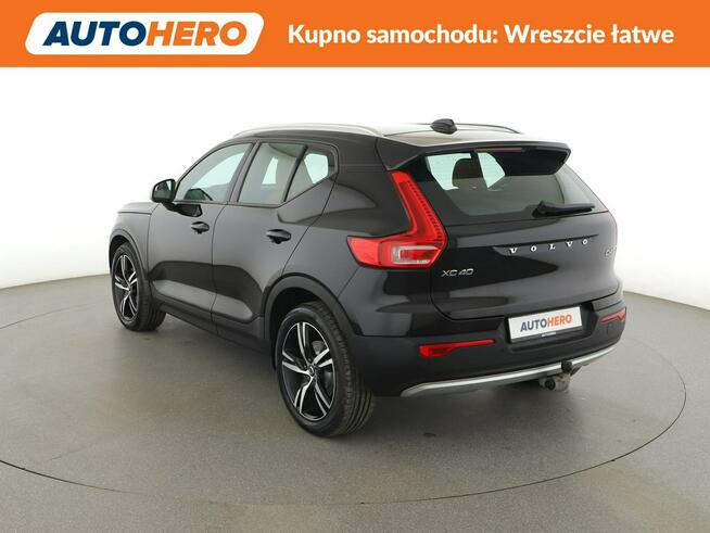 Volvo XC 40 MomentumPro automat AWD D4 skóra navi kamera grz. fotele LED tempomat