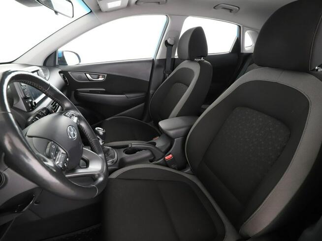 Hyundai Kona klimatyzacja LED kamera i czujniki parkowania grzane fotele i kierown