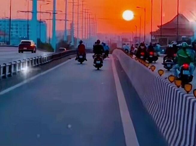 Poznam panią lubiącą jazdę motocyklem