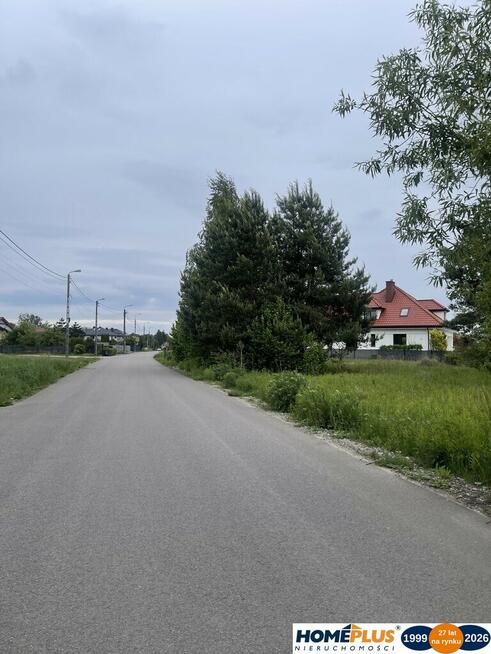 Działka 879 m² – media w drodze, las, SKM.