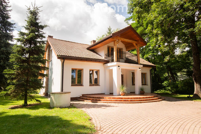 Dworek ze stajnią i działką inwestycyjną