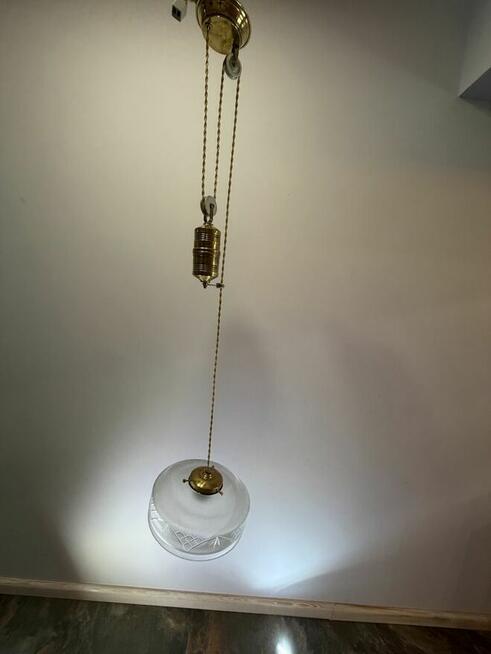 Orginalna lampa wisząca z przeciwwagą i podsufitką mosiężną