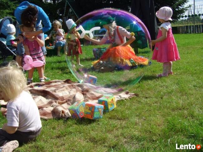 klauni, szczudlarze, animatorzy, bańki mydlane, baloniki
