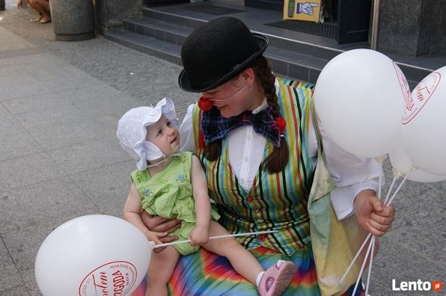 klauni, szczudlarze, animatorzy, bańki mydlane, baloniki