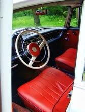 Biały zabytkowy mercedes do ślubu