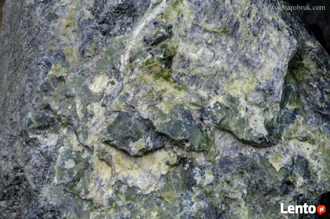 Bryła głaz monolit zielony skały zielone łupek skała