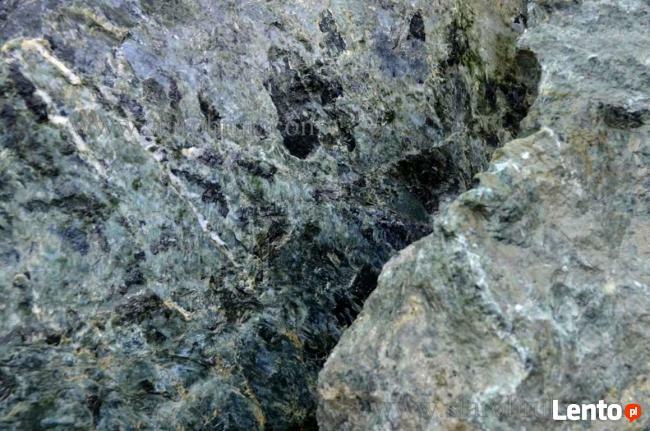 Bryła głaz monolit zielony skały zielone łupek skała