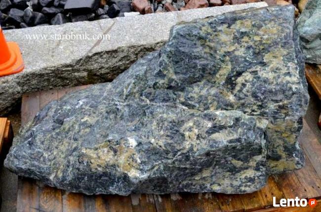 Bryła głaz monolit zielony skały zielone łupek skała