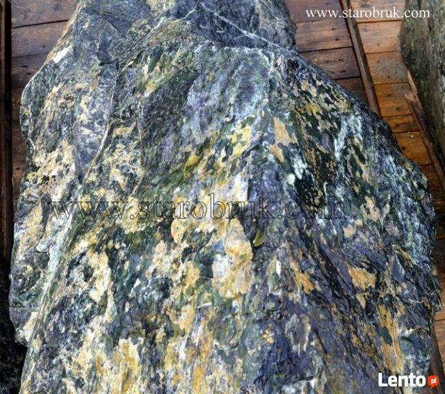 Bryła głaz monolit zielony skały zielone łupek skała