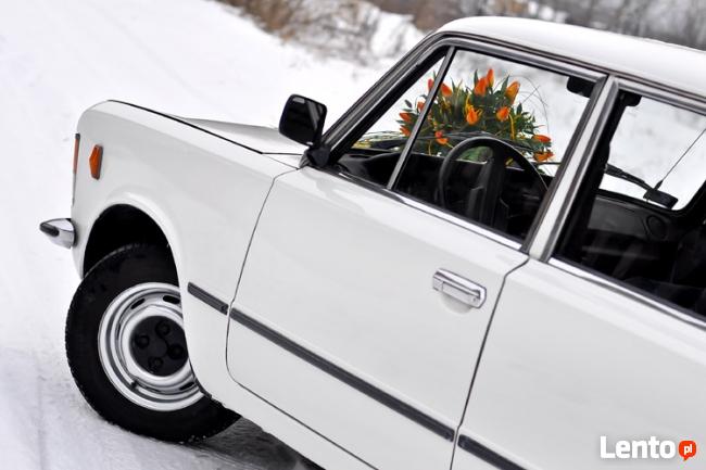 Biały Fiat 125 do ślubu na wesele