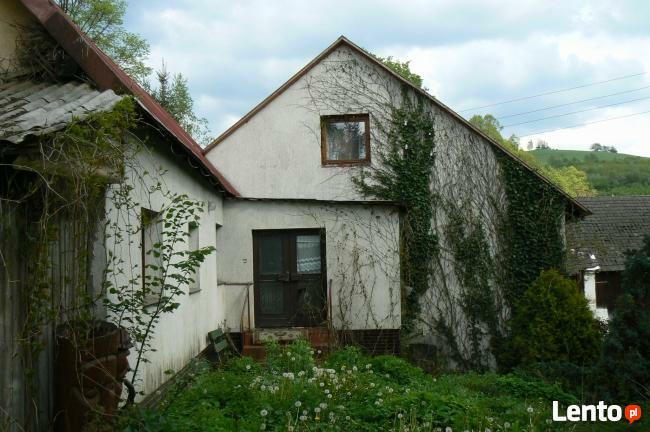 dom z zabudowaniami gospodarczymi