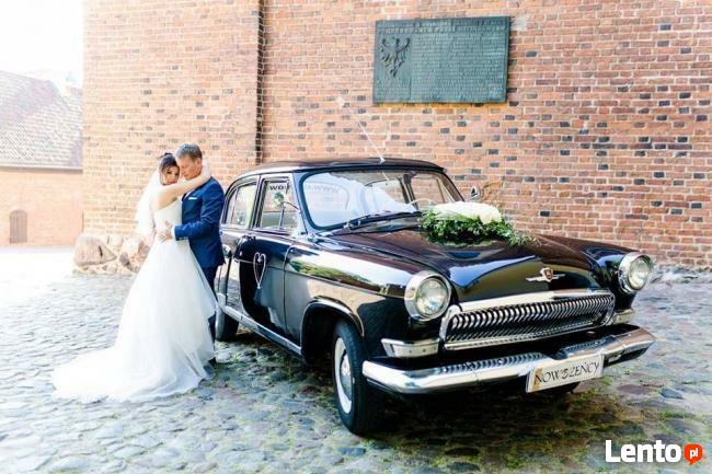 Czarny zabytkowy piękny samochód na ślub.