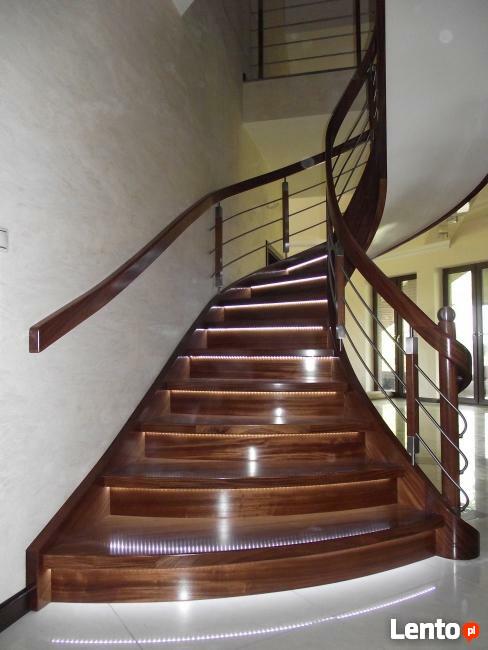 Schody gięte z drewna