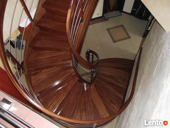 Schody gięte z drewna
