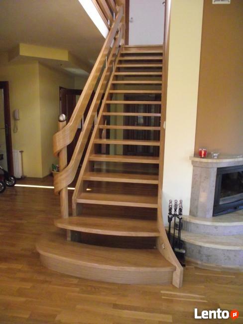 Schody gięte z drewna