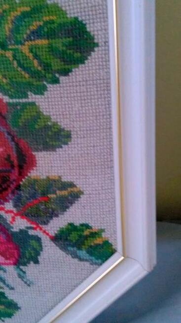 Obraz haftowany krzyzykami.