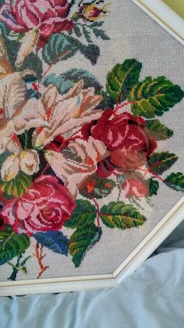 Obraz haftowany krzyzykami.