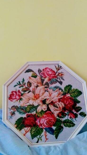 Obraz haftowany krzyzykami.